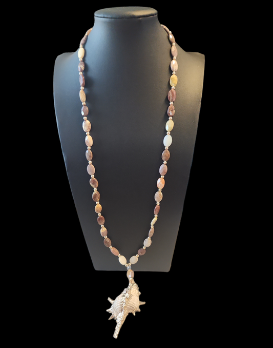 Agate necklace with shell